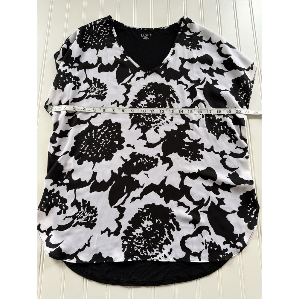 LOFT Outlet Oversized Floral Abstract Top Blouse Black White Womens M Cap Sleeve - Picture 4 of 9